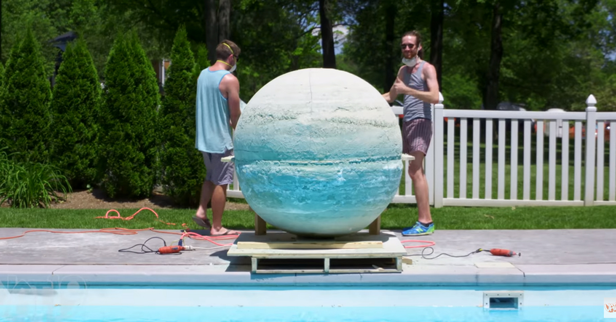 Погледнете што ќе се случи ако фрлите пенлива бомба за капење од 900 кг во базен?