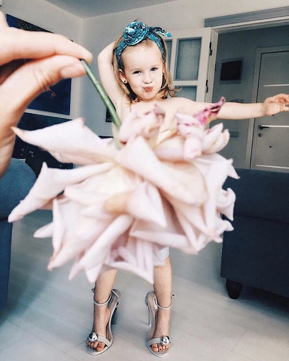 Ова слатко 4-годишно девојче облечено во фустани од храна, ќе ви го направи денот!