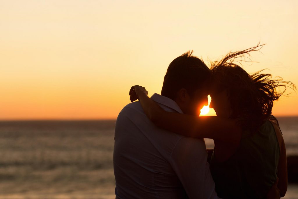 10 чудни но реални нешта што ни се случуваат кога се вљубуваме