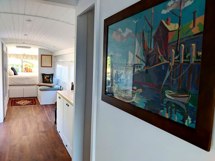 Девојка претворила стар автобус во неверојатен подвижен дом