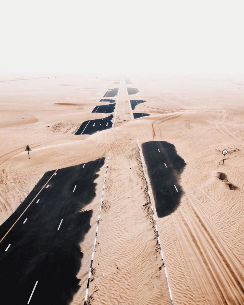 Пустината ги „освојува“ Дубаи и Абу Даби на овие неверојатни фотографии
