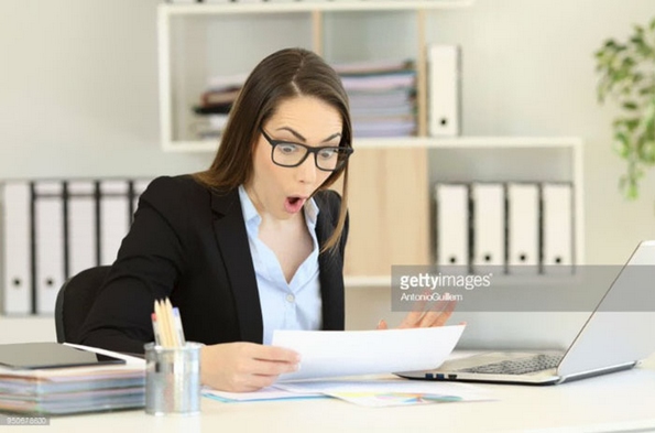 Смешни фотографии: Зошто оваа девојка се шокира од сè што гледа пред себе? 