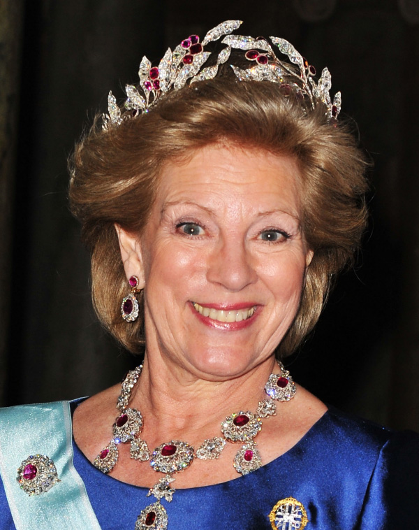 14 неверојатни кралски тијари и приказните зад нив