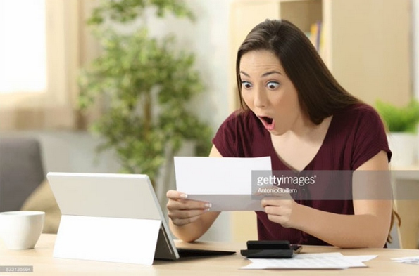 Смешни фотографии: Зошто оваа девојка се шокира од сè што гледа пред себе? 