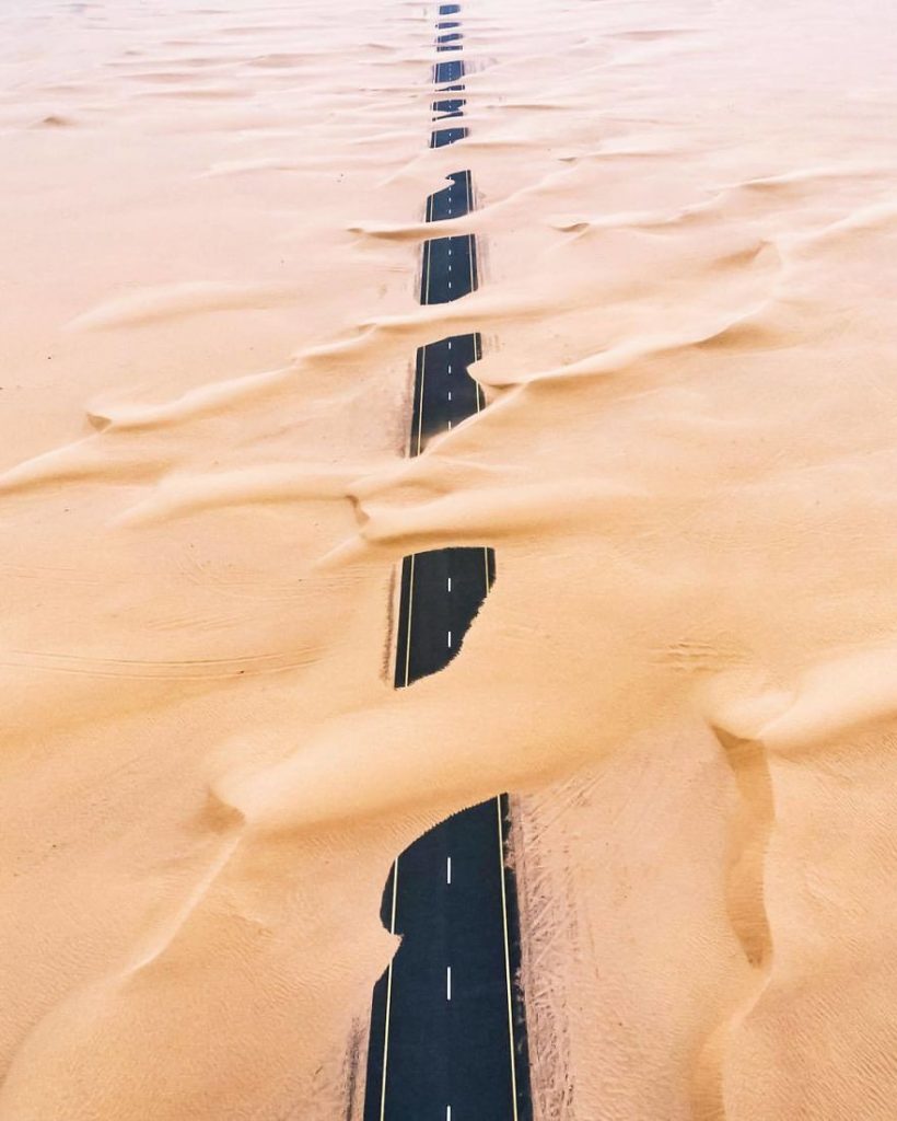 Пустината ги „освојува“ Дубаи и Абу Даби на овие неверојатни фотографии