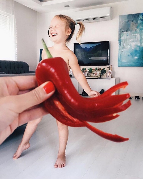 Ова слатко 4-годишно девојче облечено во фустани од храна, ќе ви го направи денот!