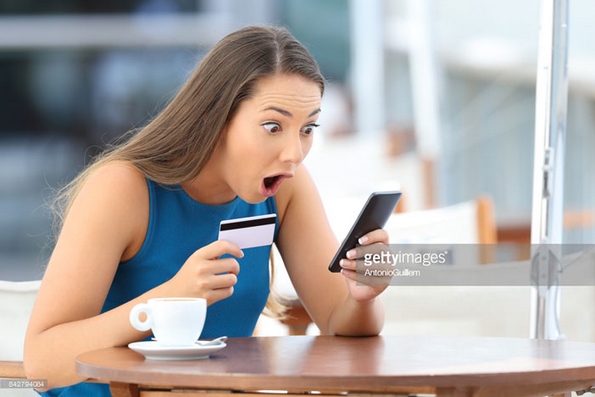 Смешни фотографии: Зошто оваа девојка се шокира од сè што гледа пред себе? 