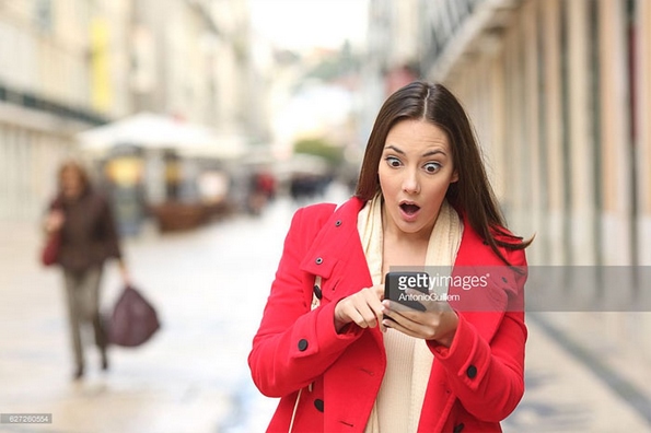 Смешни фотографии: Зошто оваа девојка се шокира од сè што гледа пред себе? 