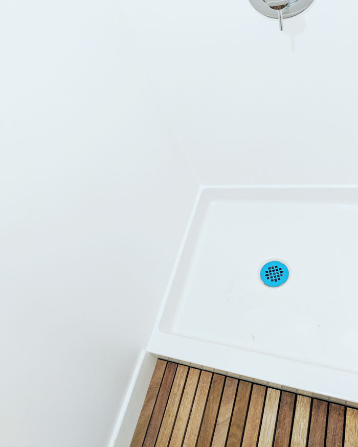 Девојка претворила стар автобус во неверојатен подвижен дом