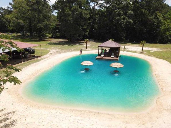 Бездомник станал милионер градејќи плажи во дворовите на луѓето