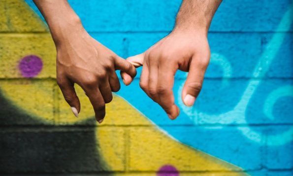 4-те хороскопски знаци кои најмногу сакаат да се држат за рака