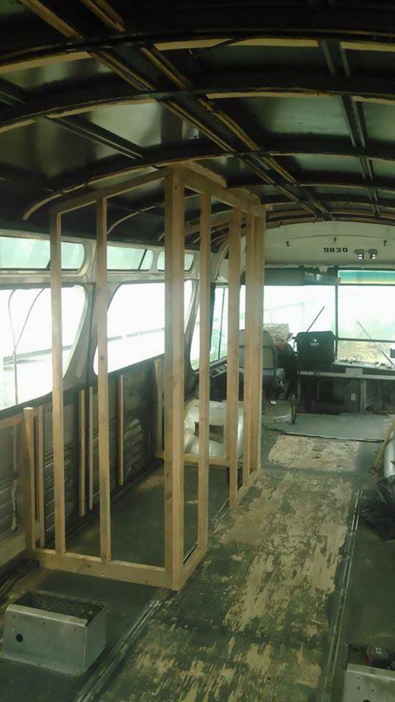 Девојка претворила стар автобус во неверојатен подвижен дом