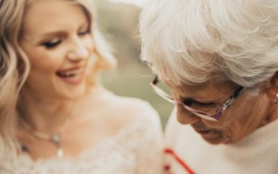 Девојка ја изненадила баба ѝ носејќи ја нејзината венчаница