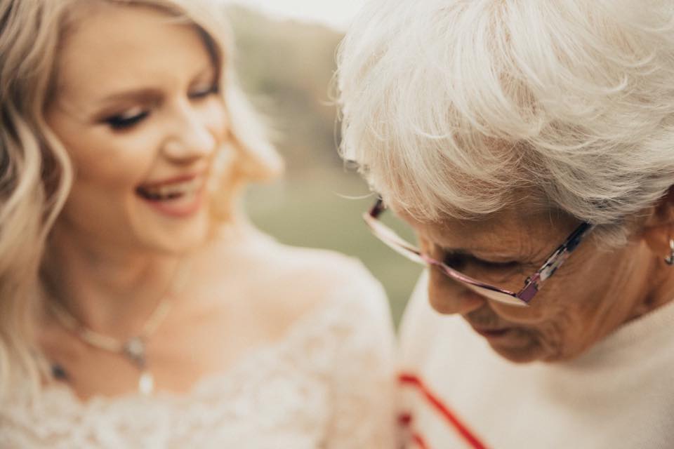 Девојка ја изненадила баба ѝ носејќи ја нејзината венчаница