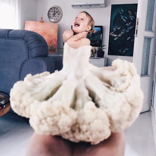 Ова слатко 4-годишно девојче облечено во фустани од храна, ќе ви го направи денот!