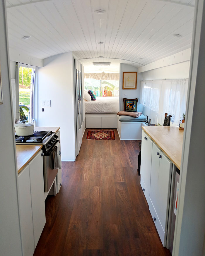 Девојка претворила стар автобус во неверојатен подвижен дом