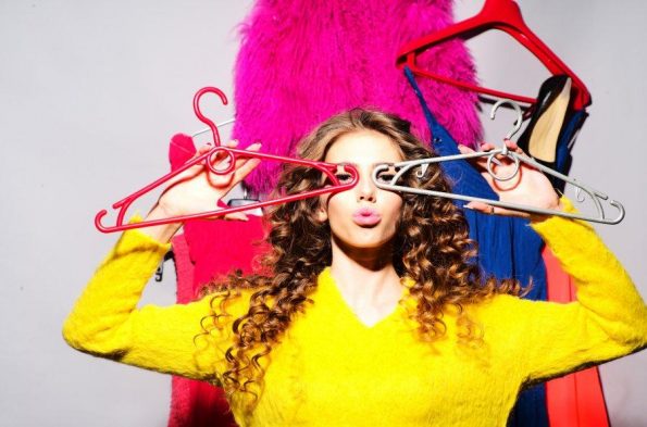 Франција можеби ќе им забрани на продавниците да ја фрлаат непродадената облека