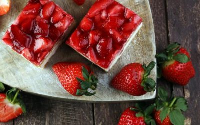 Неодолив летен десерт: Коцки од гриз со јагоди