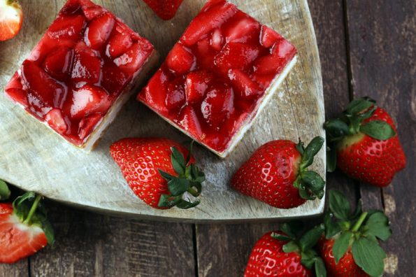 Неодолив летен десерт: Коцки од гриз со јагоди