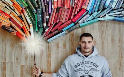 Овој сексапилен љубител на книги ја претвора неговата масивна библиотека со книги во креативна уметност