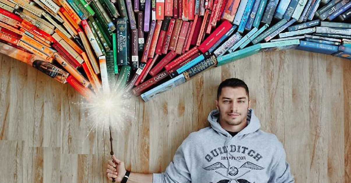 Овој сексапилен љубител на книги ја претвора неговата масивна библиотека со книги во креативна уметност