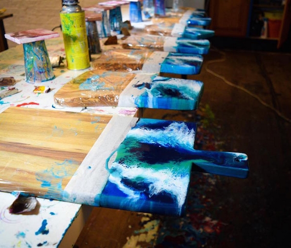 Донесете ја плажата во вашата кујна со помош на овие прекрасни даски за сечење од дрво и смола