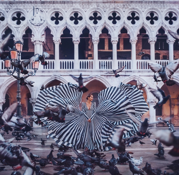 Феноменални фотографии од девојки облечени во маркантни фустани на познати светски локации