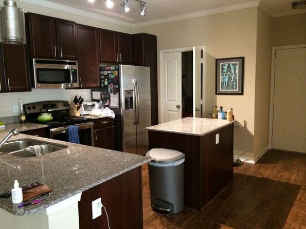 10 ликови од филмовите и сериите кои не можат да ги си ги дозволат нивните домови