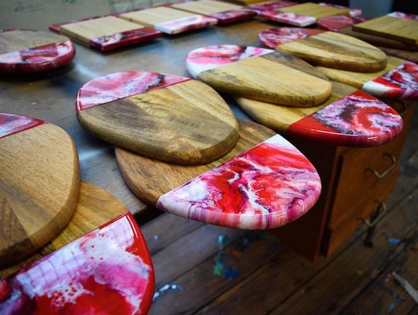 Донесете ја плажата во вашата кујна со помош на овие прекрасни даски за сечење од дрво и смола