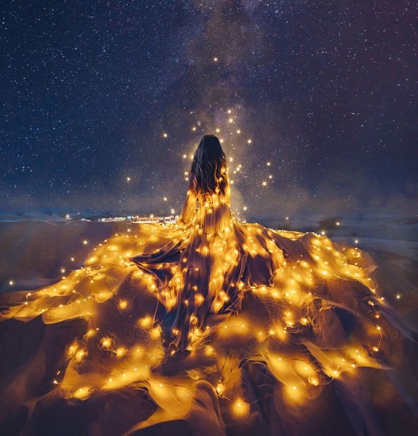 Феноменални фотографии од девојки облечени во маркантни фустани на познати светски локации