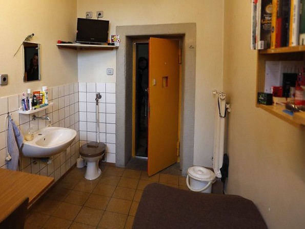 Како изгледаат затворските ќелии ширум светот?