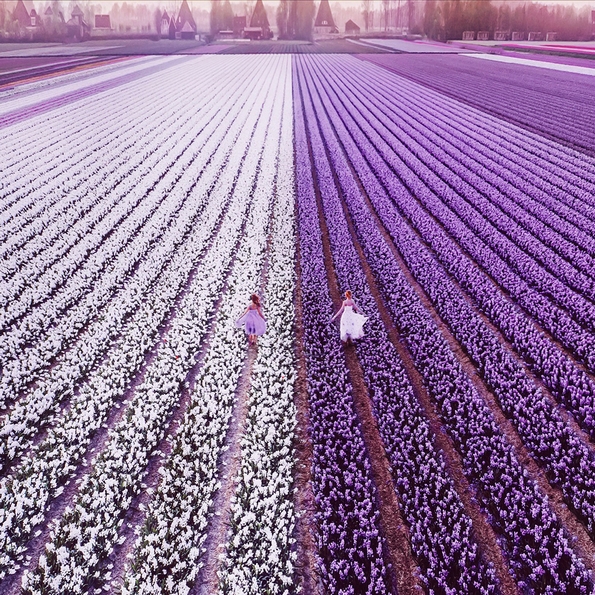 Феноменални фотографии од девојки облечени во маркантни фустани на познати светски локации