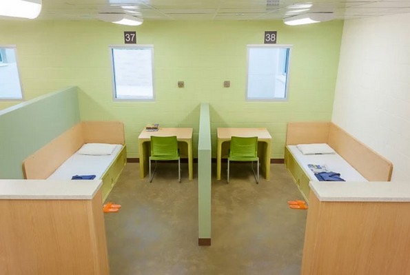 Како изгледаат затворските ќелии ширум светот?