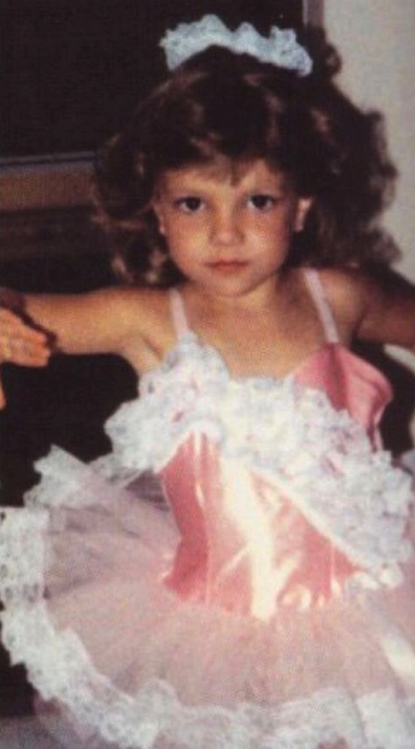 Можете ли да ја погодите познатата ѕвезда што се крие зад секоја од овие бебешки фотографии?