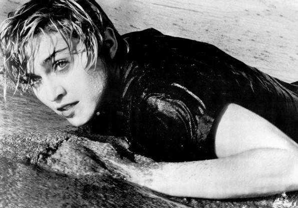 Најпознатите фотографии на Мадона рекреирани со куче