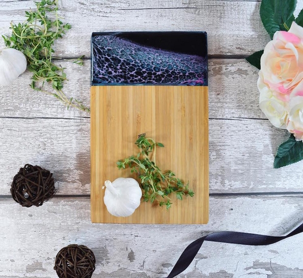 Донесете ја плажата во вашата кујна со помош на овие прекрасни даски за сечење од дрво и смола