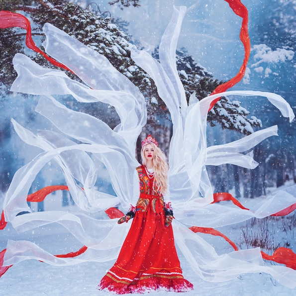 Феноменални фотографии од девојки облечени во маркантни фустани на познати светски локации