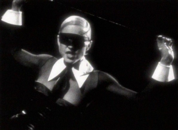 Најпознатите фотографии на Мадона рекреирани со куче