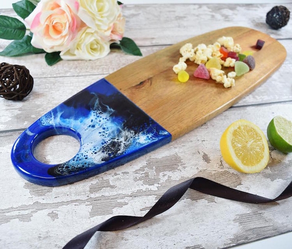Донесете ја плажата во вашата кујна со помош на овие прекрасни даски за сечење од дрво и смола