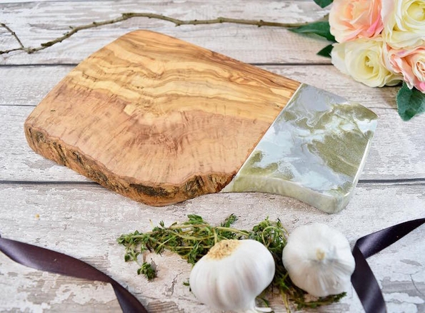 Донесете ја плажата во вашата кујна со помош на овие прекрасни даски за сечење од дрво и смола