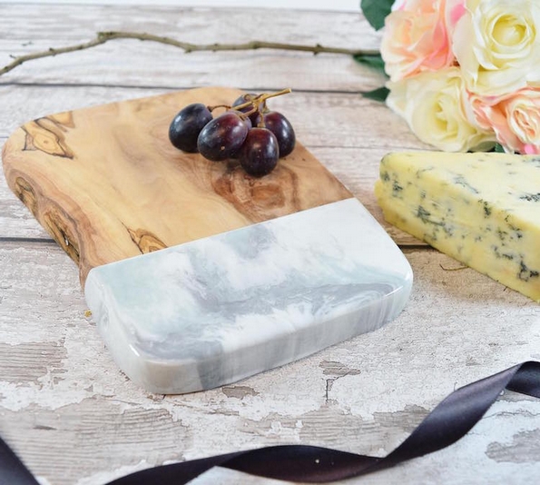 Донесете ја плажата во вашата кујна со помош на овие прекрасни даски за сечење од дрво и смола