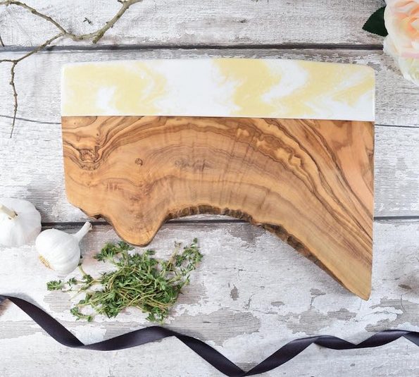 Донесете ја плажата во вашата кујна со помош на овие прекрасни даски за сечење од дрво и смола