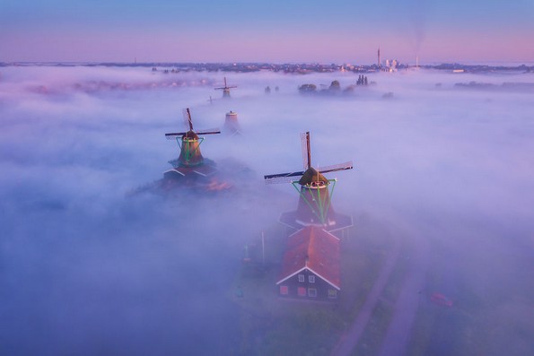 Фотограф прави магични фотографии од холандските ветерници и магла