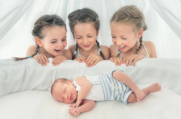 На кого му стои подобро? 18 фотографии на кои познатите ѕвезди носат идентична облека