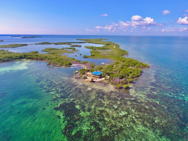 10 приватни острови што можете да ги изнајмите на Airbnb