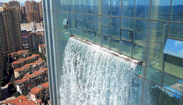 Кинезите изградиле водопад од 100 метри на облакодер