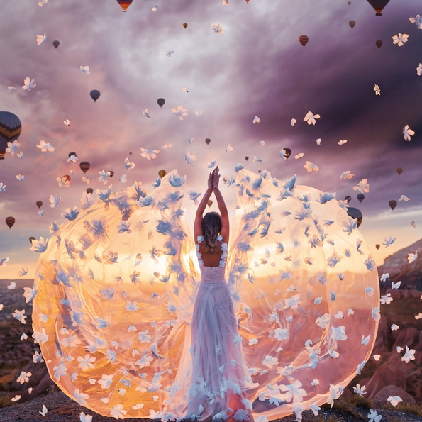 Феноменални фотографии од девојки облечени во маркантни фустани на познати светски локации