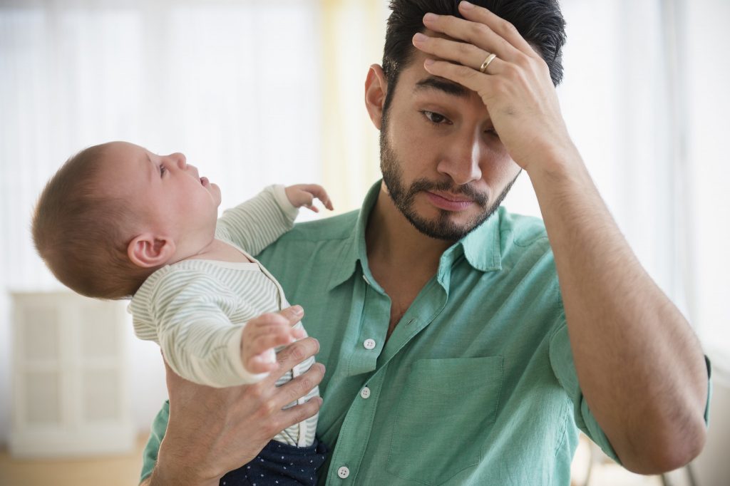 Дали и татковците можат да страдаат од депресија по раѓањето на детето?