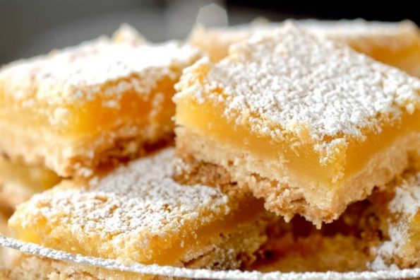 Едноставна пита од кајсии со неверојатен вкус