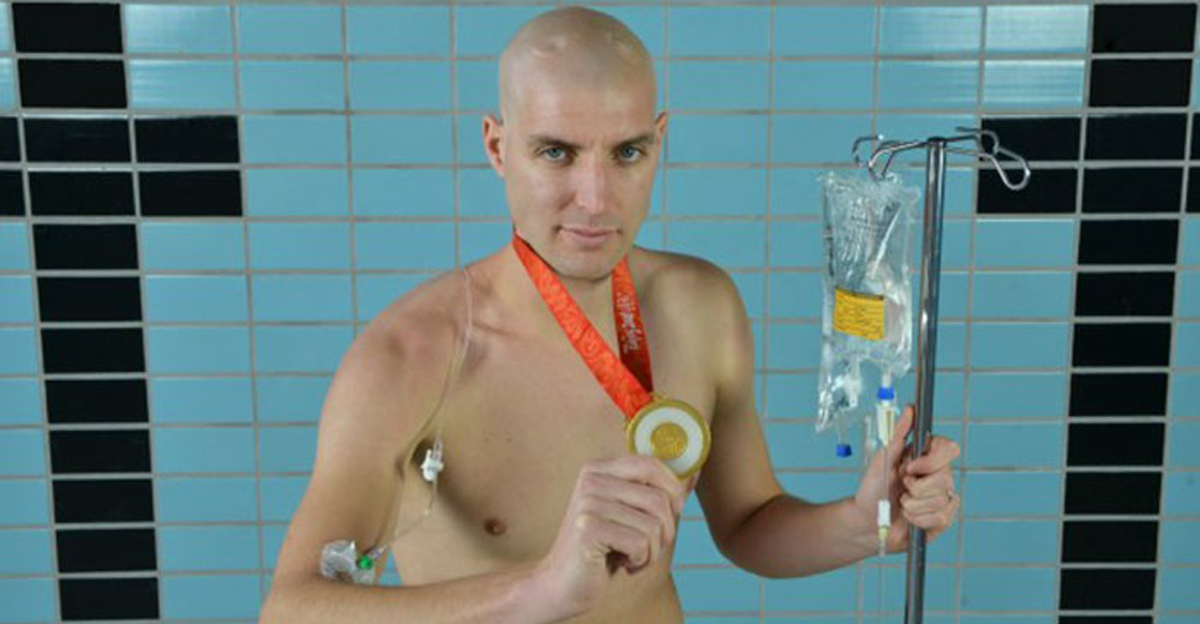 Овој маж испливал неверојатни 163 км за 55 часа а причината зад тоа ќе ви го стопи срцето